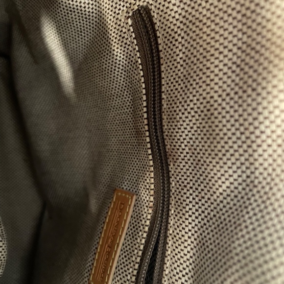 Fashionable Dooney & Bourke Tan Bucket Bag Great Condition - Picture 7 of 10